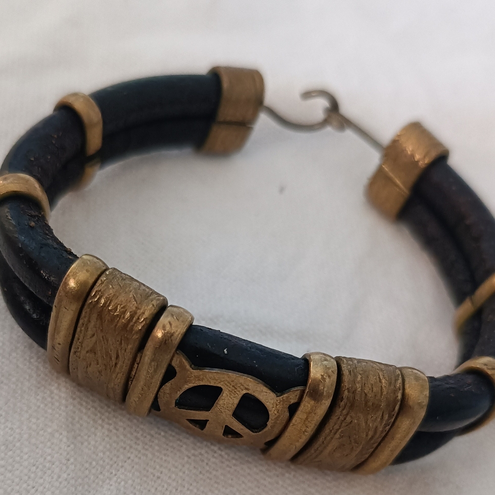 Sophisticated Black and Gold Men's Bracelet